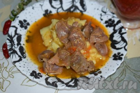 Я подала желудки индейки с картофельным пюре, поливая его наваристой подливой, образовавшейся в процессе тушения. Блюдо я дополнила аджикой. Обед понравился всей семье!&nbsp;