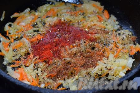 К обжаренным овощам добавляем соль, специи, чёрный молотый перец, перемешиваем и выключаем огонь.