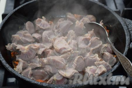 Когда желудки проварятся 40-50 минут с момента закипания, перекладываем их в сковороду с овощами.