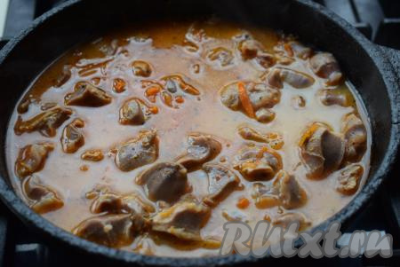 Заливаем бульоном, в котором желудки варились. Доводим содержимое сковороды до кипения, уменьшаем огонь до минимума и тушим желудки индейки в течение 40-50 минут. Я же решила потушить не в сковороде, а в мультиварке, для этого отваренные желудки вместе с бульоном и обжаренными овощами переложила в чашу мультиварки и готовила на режиме "Тушение" 1 час под закрытой крышкой (в процессе тушения крышку не открываем).