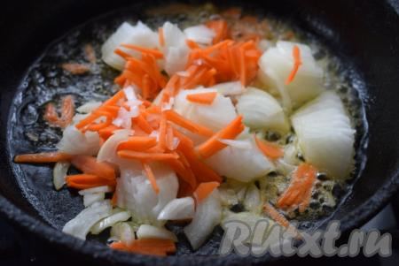 В сковороде разогреем сливочное и растительное масло, выложим нарезанные овощи и обжарим их на слабом огне, накрыв крышкой, до прозрачности лука (примерно, 5 минут), периодически их помешивая.