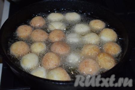 Как только скатали все шарики, ставим сковороду на огонь. Наливаем в неё&nbsp;растительное масло и разогреваем его. Творожные шарики, обваленные в манке, выкладываем в очень хорошо разогретое растительное масло в один слой и жарим их на среднем огне, примерно, по 2-3&nbsp;минуты с каждой стороны.