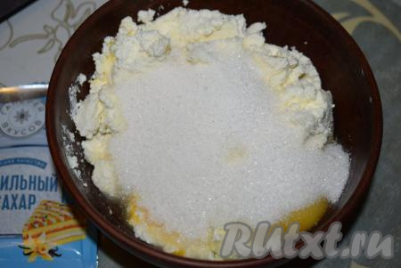 К творогу и яйцам добавляем ванилин, сахар и соду.
