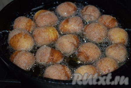 Жарим их до хорошей румяной корочки, помешивая шарики ложкой в масле.