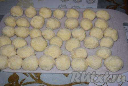 Таким образом формируем все шарики. На фото часть нормы. Выход по данному рецепту около 60 шариков.&nbsp;