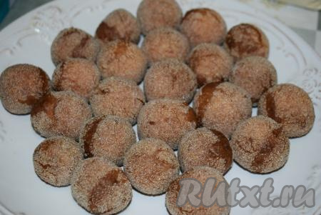 Румяные творожные шарики достаём из сковороды и сначала выкладываем для удаления лишнего масла на бумажные полотенца, а затем перекладываем на блюдо для подачи.