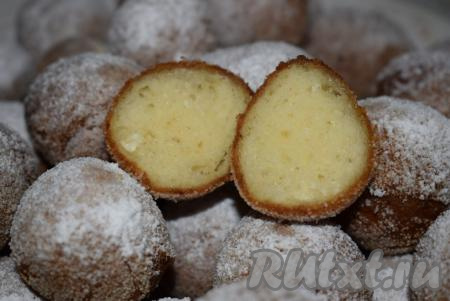 Шарики получаются вкусными, нежными и&nbsp;ароматными, а корочка из&nbsp;манки&nbsp;так соблазнительно похрустывает. Творожные шарики улетают со стола со скоростью звука, так что не думайте, что их много!