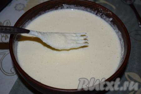 Размешиваем получившуюся массу до однородности вилкой (или с помощью погружного блендера).