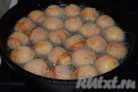 Во время жарки шарики сами переворачиваются на другую сторону.