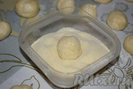 Подготовленные шарики обваливаем со всех сторон в манке.