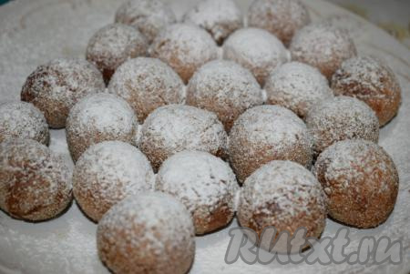 Посыпаем шарики сверху сахарной пудрой и подаём&nbsp;к столу.