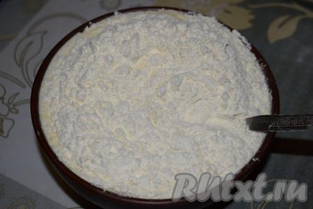 Всыпаем муку и начинаем замешивать тесто ложкой.