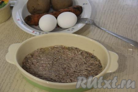 Шпроты, слив лишнее масло, размять вилкой. Равномерно выложить размятые шпроты на дно салатника (или формы).&nbsp;