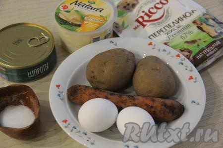 Подготовить продукты для приготовления слоёного салата со шпротами. Картошку, морковь хорошо вымыть и отварить в кожуре до готовности (на отваривание потребуется минут 25-30 с начала кипения воды), затем отваренные овощи полностью остудить. Вкрутую сварить яйца (после закипания воды варить 9-10 минут), затем остудить в холодной воде и очистить. 