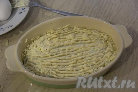 Смазать майонезом слой картофеля, можно немного присолить, а затем слегка утрамбовать. 