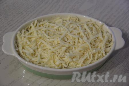 Завершающим слоем выложить натёртый сыр. Салатник (или форму) накрыть пищевой плёнкой и убрать в холодильник на пару часов.&nbsp;