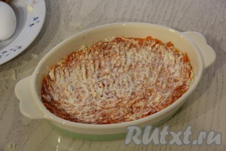 Слой моркови смазать майонезом и слегка утрамбовать.