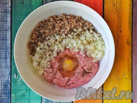 Фарш можно брать любой, у меня - из индейки, в готовом блюде он ароматнее куриного и более нежный, чем свиной или говяжий.&nbsp;Соединить в глубокой миске сырой фарш, остывшую&nbsp;гречку, мелко нарезанный лук и сырое яйцо, посолить и поперчить.