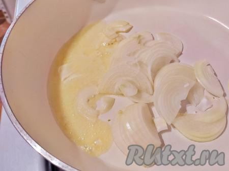 Пока гречаники запекаются, приготовим соус, для этого вторую луковицу нарезать (я нарезала на тонкие полукольца). На сковороде разогреть подсолнечное и сливочное масло, затем выложить нарезанный лук, обжарить, помешивая, на среднем огне в течение 3-4 минут.