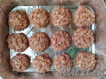 Из получившегося фарша слепить круглые котлеты - гречаники. Чтобы фарш не прилипал&nbsp;к рукам, необходимо смачивать руки&nbsp;водой. У меня получилось 15 гречаников диаметром, примерно, 6-7 см. Сформированные гречаники можно обжарить на сковороде в растительном масле до румяности с двух сторон. Я же предлагаю запечь их в духовке, для этого сформированные гречаники&nbsp;выложить на противень, застеленный фольгой (я&nbsp;запекала в два захода&nbsp;в форме размером 21 см х 27 см). Фольгу, перед выкладыванием на неё гречаников, можно маслом не смазывать.&nbsp;Запекать гречаники 30&nbsp;минут в разогретой до 200 градусов духовке.