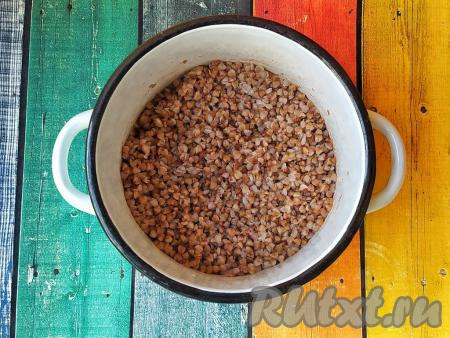 Гречневую крупу перебрать удаляя испорченные зёрнышки, промыть. В кипящую воду (воды должно быть в 2 раза больше, чем гречки) выложить гречневую крупу, подсолить и, по желанию, приправить специями. Снова дать воде закипеть, а затем варить гречку на небольшом огне до готовности (минут 20). Варёной гречке дать полностью остыть.