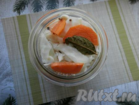 Для приготовления маринада в кастрюле довести до кипения 1 литр воды с солью и сахаром, затем проварить на небольшом огне минуты 2-3, влить уксус и выключить газ. Влить горячий маринад в банку с капустой.