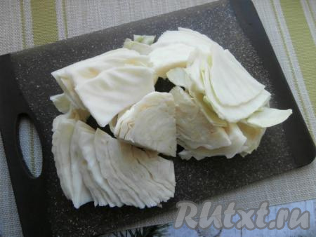 Нарезать капусту на крупные куски. Морковь и чеснок очистить и нарезать (я нарезала морковку на полукружочки, а чеснок - на пластины).