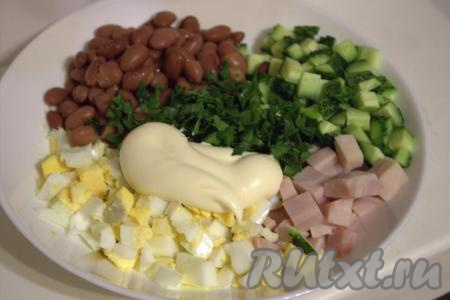 По желанию, добавить в салат нарезанную зелень (у меня была петрушка), поперчить, заправить майонезом, посолить и хорошо перемешать.