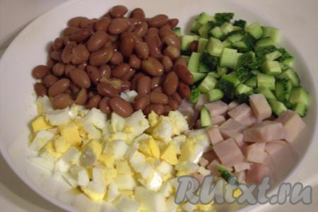 В глубокую тарелку выложить красную фасоль, нарезанные огурцы,&nbsp;яйца и ветчину.