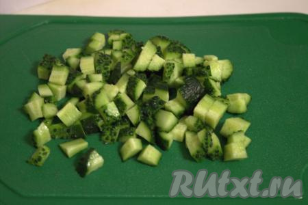 Свежие огурцы нарезать на кубики среднего размера.