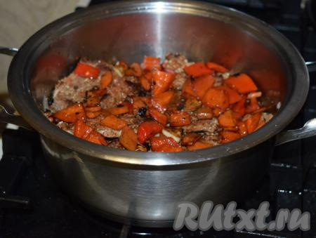 Далее вливаем в кастрюлю 1 столовую ложку ложку растительного масла. Ставим кастрюлю с отбивными и овощами на огонь чуть ниже среднего, нам надо потомить лук до прозрачности.