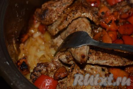 Лук под шапкой из мяса и овощей начинает томиться и становится прозрачным. Как только наш лук стал мягким, добавляем&nbsp;в кастрюлю соль, чёрный молотый перец и&nbsp;специи по вкусу.