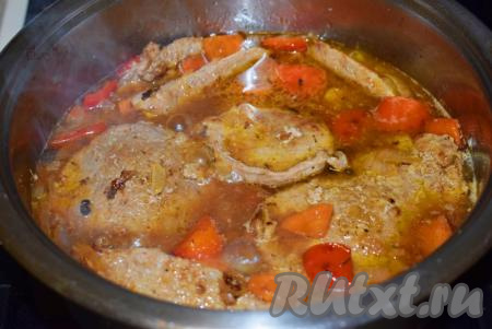 Вливаем кипячёную воду так, чтобы она слегка покрывала отбивные с овощами. Накрываем кастрюлю крышкой и томим на медленном огне, примерно, 1 час. Продолжительность тушения будет зависеть от мягкости мяса и толщины кусочков. В этот раз у меня мясо было готово через 45 минут, а если гоаядина не молодая, на тушение может потребоваться 1,5 часа.&nbsp;