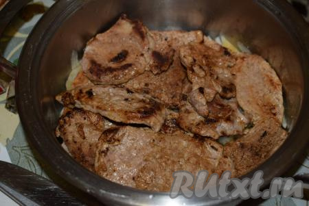 Таким образом обжариваем постепенно все отбивные и складываем их в кастрюлю на лук.