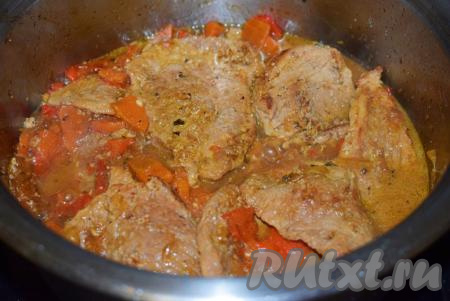 Во время тушения вода медленно испаряется, подливка из овощей становится более густой и насыщенной. Пробуем получившееся мясо и подливу на вкус, если надо, подсаливаем.