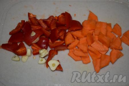 Далее чистим морковь, из болгарского&nbsp;перца удаляем семена и плодоножку. Нарезаем перец и морковку на кусочки (очень мелко нарезать не нужно). Два зубчика чеснока&nbsp;очищаем и нарезаем на пластины.