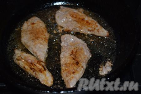 Жарим мясо на среднем огне по 2-3 минуты с каждой стороны, чтобы мясо не начало пускать сок.