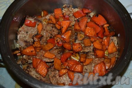 Обжаренные овощи выкладываем в кастрюлю поверх отбивных.