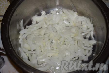 Чистим лук и нарезаем его полукольцами. Выкладываем лук на дно толстостенной кастрюли (или утятницы), в которой собираемся тушить отбивные из говядины.