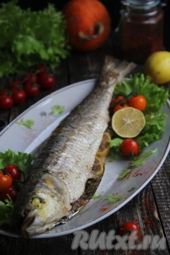 Затем достать кефаль из духовки, развернуть фольгу, дать немного остыть, переложить рыбу на тарелку и подать к столу, дополнив свежими овощами или любимым гарниром. Кефаль, запечённая целиком, получается сочной, нежной и очень вкусной.