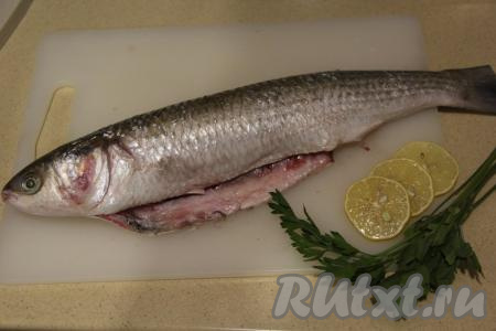 Петрушку вымыть. Лимон нарезать на тонкие кружочки.&nbsp;