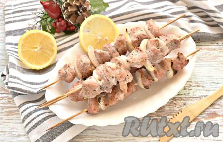 Сочные, аппетитные, мягкие шашлычки из свинины достаём из духовки и прямо на шпажках подаём к столу.