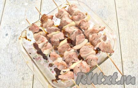 Запекаем шашлыки из свинины при температуре 200 градусов минут 40. За это время шпажки с мясом нужно будет пару раз перевернуть.