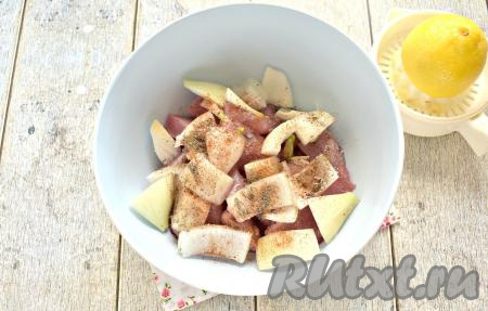 Выжимаем из половинки лимона сок и поливаем им кусочки свинины и лук.