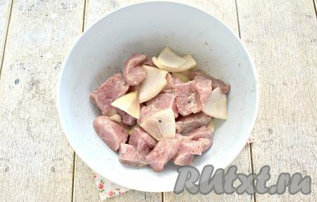 Тщательно перемешиваем содержимое миски, втирая специи и соль в мясо. Отправляем миску с заготовкой для шашлыка в холодильник, как минимум, на 1-2 часа. Если время «терпит», то можно оставить в холодильнике и на более длительное время. За 30 минут до начала запекания шашлыка в духовке, нужно взять деревянные шпажки, выложить их в отдельную ёмкость, полностью залить водой и оставить их в воде минут на 30 (благодаря замачиванию в воде, шпажки сильно не обгорят во время запекания шашлыка).