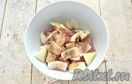 Мясо с луком по вкусу солим и приправляем молотыми перцами.