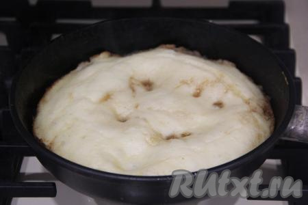 Готовность пирога проверить, дотронувшись пальцем до его поверхности (поверхность готового пирога не должна липнуть).