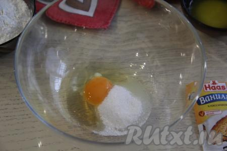Пока яблоки карамелизируются, замесим тесто, для этого в достаточно объёмной миске нужно соединить яйцо, ванилин и сахар, перемешать венчиком.