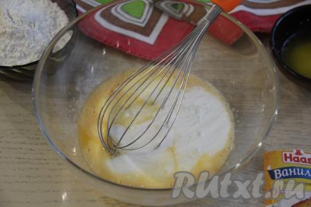 Влить кефир и ещё раз перемешать.