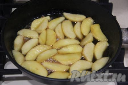 Томить яблоки на среднем огне, аккуратно перемешивая, примерно, 5 минут.